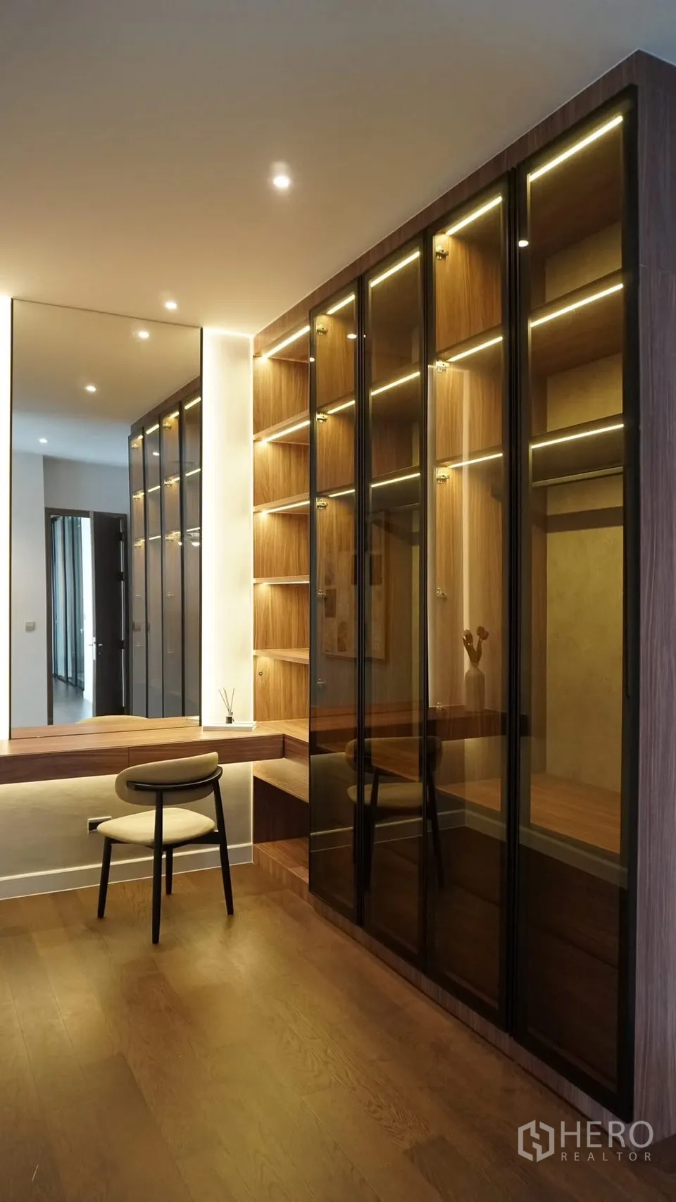 独立式住宅 出租或出售在Bang Kapi, Bangkok - 廊道式衣帽间，开放层架与高帘。