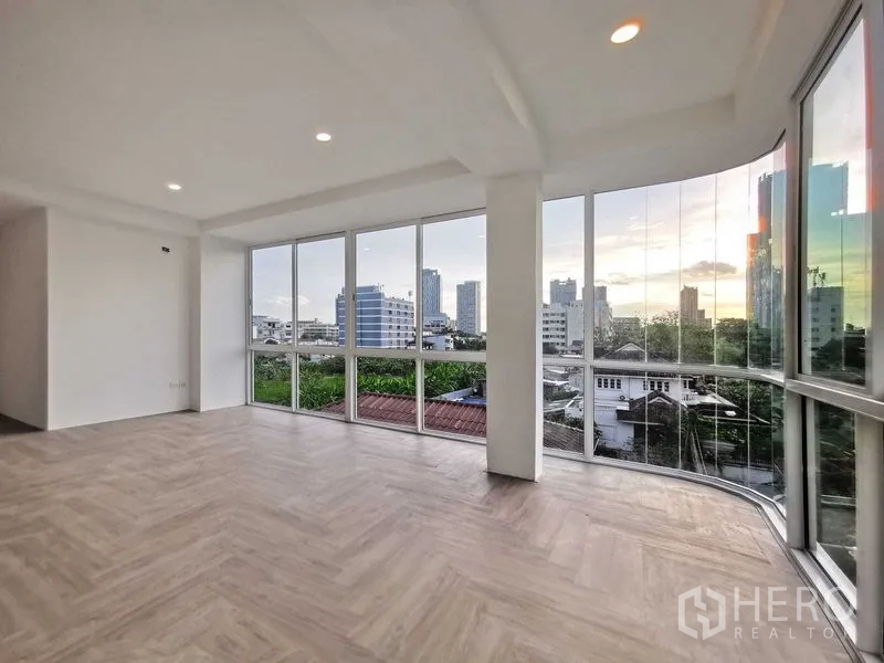 Home Office for sale in Suan Luang, Bangkok - Curved corner room with full-height glass and a city panorama.