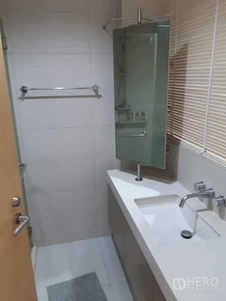 คอนโด ให้เช่าในKhlong Toei, Bangkok - ห้องน้ำโทนสว่าง เคาน์เตอร์ยาว อ่างล้างหน้า ก๊อกติดผนัง และตู้กระจก
