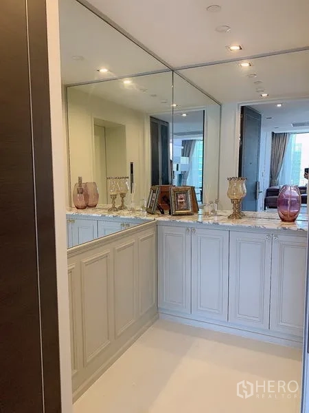 公寓 出售 - 镜面玄关与储物柜，摆设装饰品。