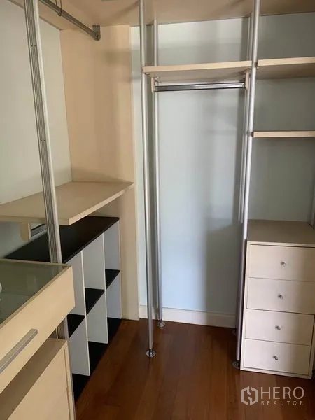 ทาวน์เฮาส์ ให้เช่าในKhlong Toei, Bangkok - วอล์กอินคลอเซ็ต ชั้นวาง ลิ้นชัก และราวแขวนบนพื้นไม้