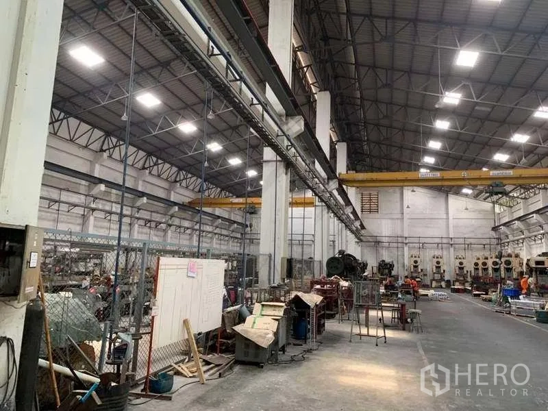 工厂 出租在Samut Prakan - 大型制造大厅，照明明亮，配有双梁行车。