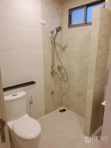 บ้าน ขายในNuea Khlong, Krabi - ห้องน้ำกะทัดรัดพร้อมโซนอาบน้ำแบบฝักบัว สุขภัณฑ์ และผนังกระเบื้องสีเบจ