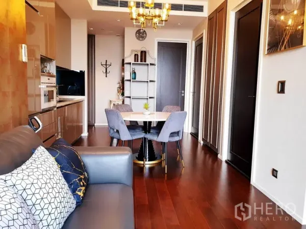 คอนโด ให้เช่าหรือขายในWatthana, Bangkok - มุมรับประทานอาหารโต๊ะกลม เก้าอี้สีเทา ข้างครัวเงางามและพื้นไม้