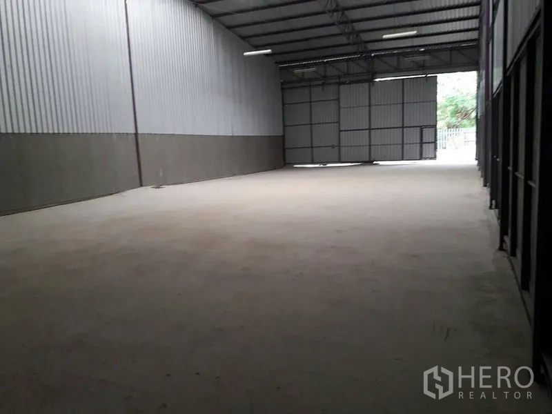 คลังสินค้า ให้เช่าในLam Luk Ka, Pathum Thani - พื้นที่โกดังโล่งกว้าง ประตูบานสไลด์ขนาดใหญ่ พร้อมทางโหลดสินค้า