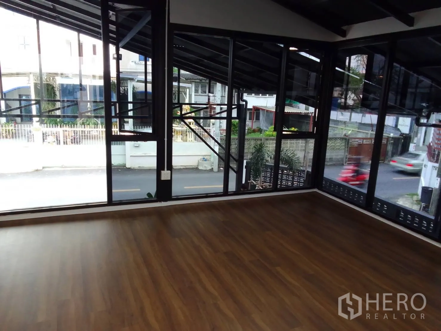 Home Office for rent in Wang Thonglang, Bangkok - Corner office space with floor-to-ceiling windows and warm wood flooring
