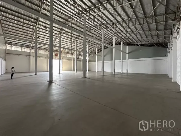 คลังสินค้า ให้เช่าในPhra Khanong, Bangkok - มุมมองฮอลล์โกดังโครงสร้างโปร่ง เสาสูงและหลังคาเมทัลชีท พื้นที่ใช้งานกว้าง