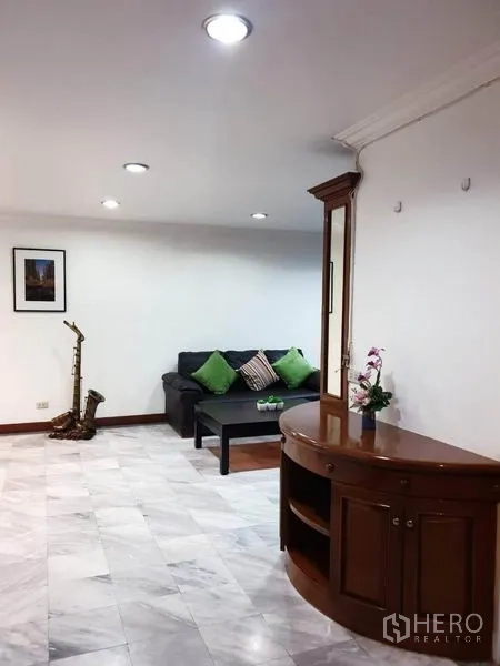 คอนโด ให้เช่าในWatthana, Bangkok - โถงทางเข้าพร้อมคอนโซลไม้โค้ง และมุมรับแขก พื้นหินอ่อน