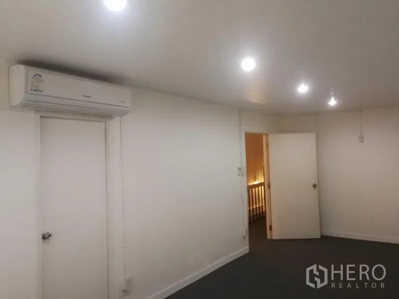 ทาวน์เฮาส์ ให้เช่าในKhlong Toei, Bangkok - ห้องชั้นบนมีไฟฝังฝ้า เครื่องปรับอากาศ และประตูทางเข้า