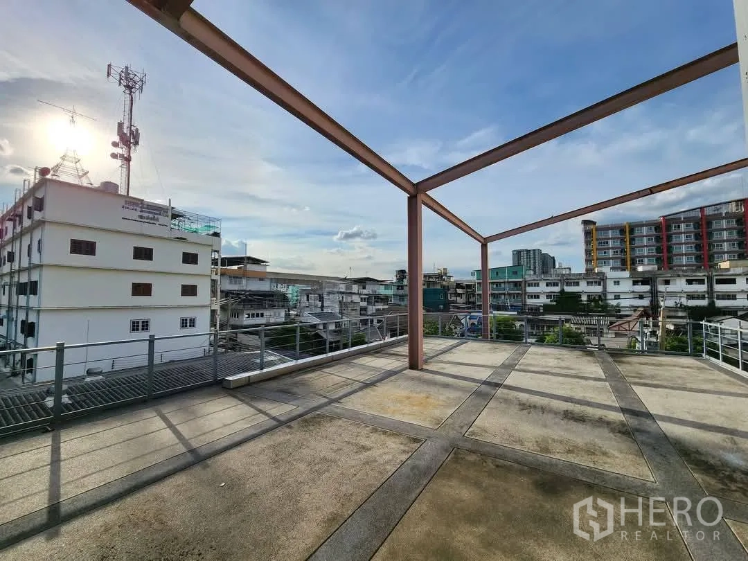 Home Office for rent in Mueang Nonthaburi, Nonthaburi - Rooftop terrace with city views and steel frame for a canopy.