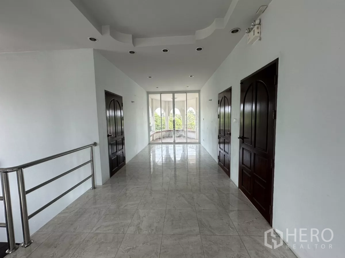 สำนักงานที่บ้าน ให้เช่า - ห้องขนาดเล็กมีหน้าต่างสองด้านรับแสงธรรมชาติ.