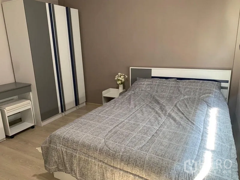 联排别墅 出租 - 次卧配双人床、衣柜与小型工作桌。