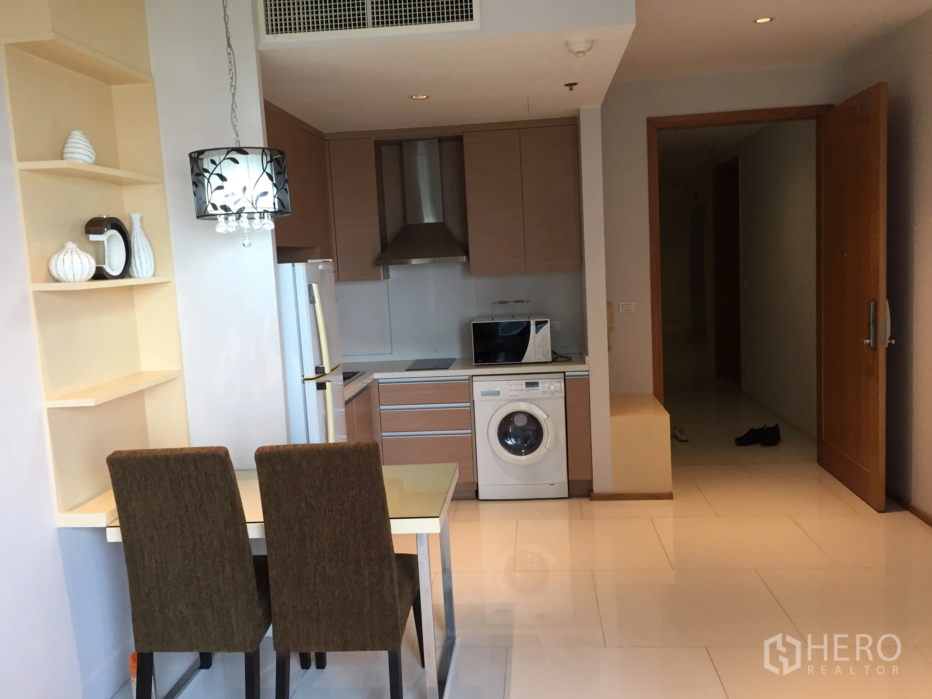 คอนโด ให้เช่าหรือขายในKhlong Toei, Bangkok - พื้นที่ครัวเปิดเชื่อมกับโต๊ะกินข้าวสองที่นั่ง ชั้นวางของ และโถงทางเข้าคอนโด