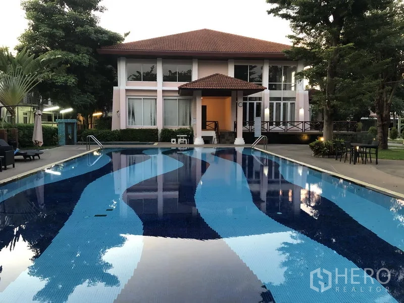 บ้าน ให้เช่าในWang Thonglang, Bangkok - สระว่ายน้ำส่วนกลางและคลับเฮาส์ รายล้อมด้วยสวนจัดแต่ง