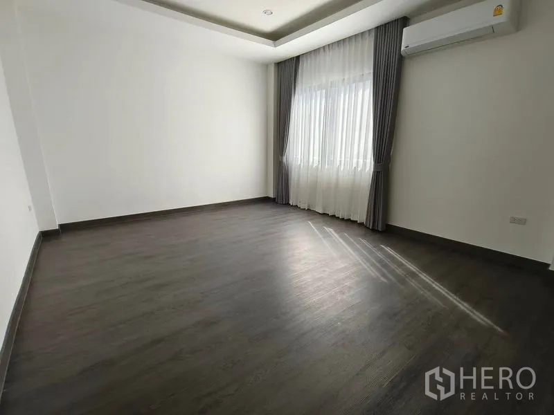 Detached House for rent or sale - Sunlit bedroom with air conditioning and double curtains over the window.