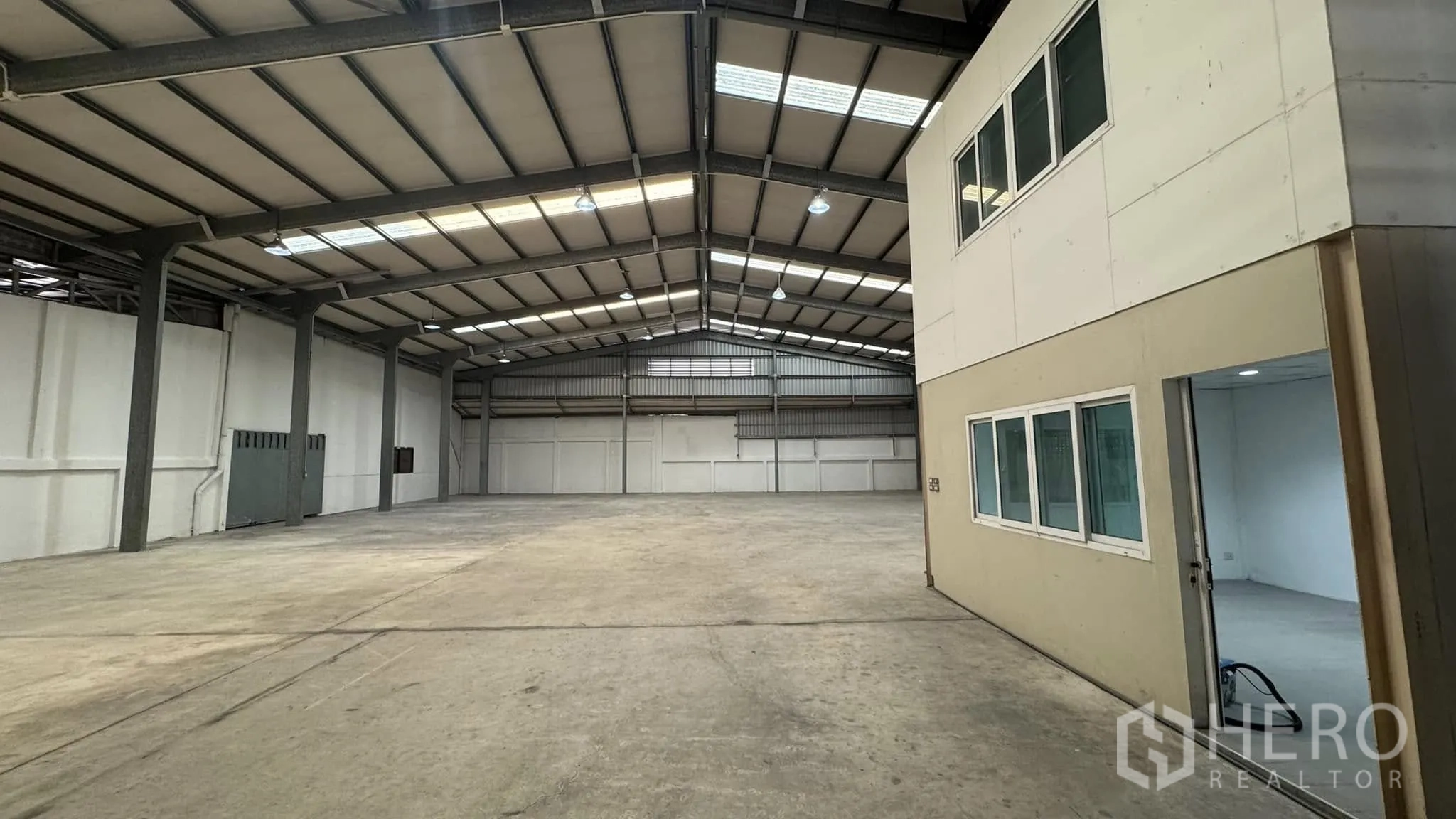 คลังสินค้า ให้เช่าในWatthana, Bangkok - ฮอลล์โกดังโปร่ง หลังคาฉนวนแผ่นเมทัลชีท พร้อมประตูม้วนกว้าง