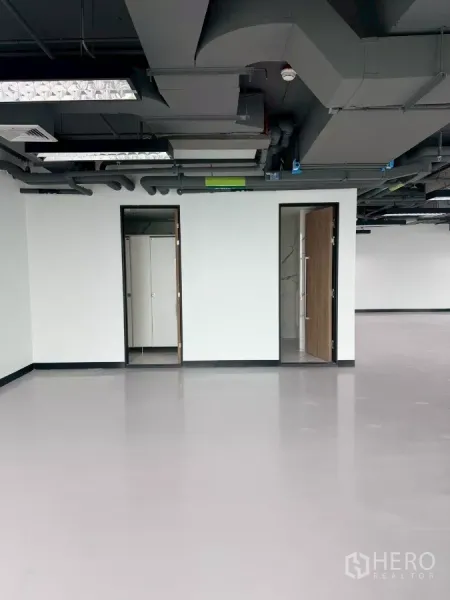 办公空间 出租在Din Daeng, Bangkok - 办公室内设有两扇门通往卫生间与储物间。