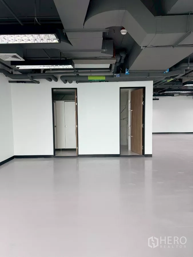 办公空间 出租在Din Daeng, Bangkok - 办公室内设有两扇门通往卫生间与储物间。