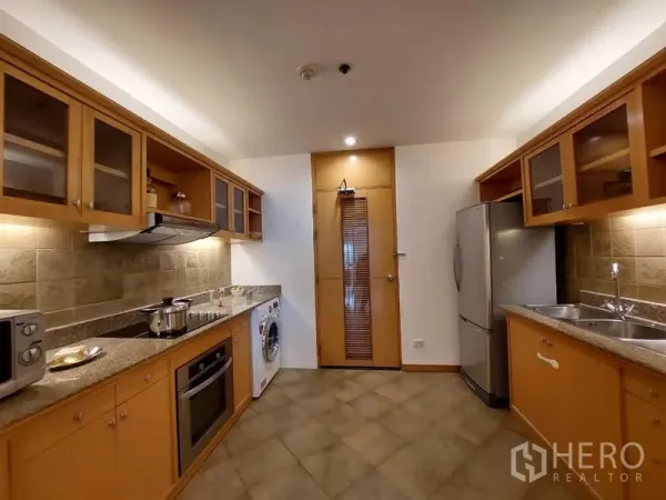 อพาร์ทเมนท์ ให้เช่า - ครัวปิดตู้ไม้ เคาน์เตอร์หินแกรนิต ผนังกระเบื้อง พร้อมตู้เย็นและเครื่องซักผ้าในอพาร์ตเมนต์สาทร.