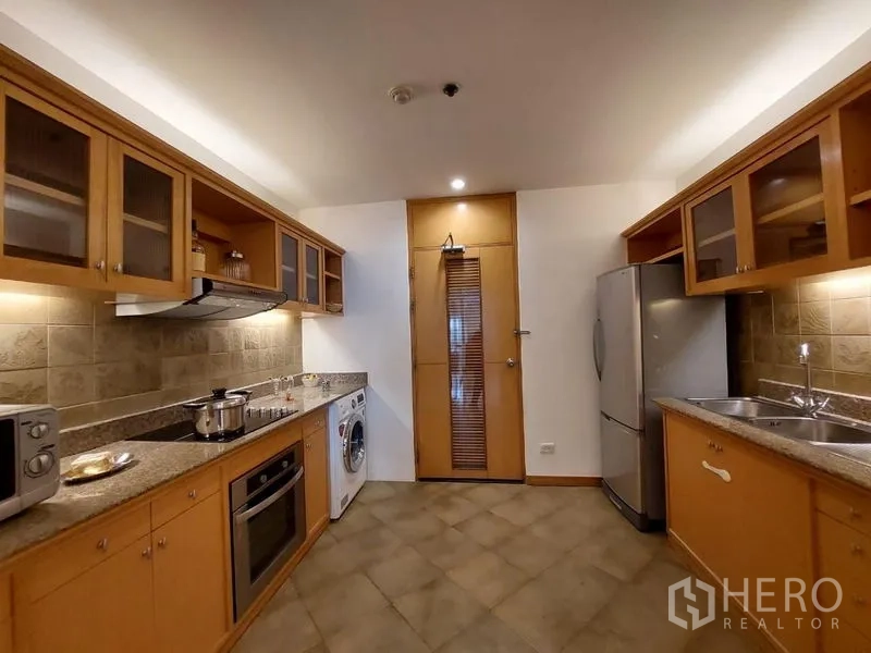 อพาร์ทเมนท์ ให้เช่า - ครัวปิดตู้ไม้ เคาน์เตอร์หินแกรนิต ผนังกระเบื้อง พร้อมตู้เย็นและเครื่องซักผ้าในอพาร์ตเมนต์สาทร.