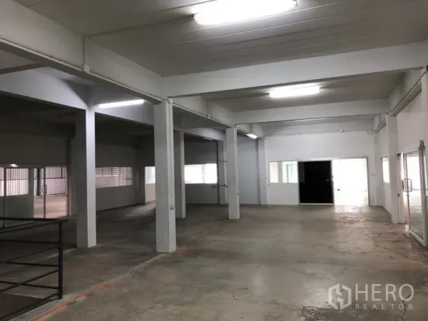 คลังสินค้า ให้เช่าในKhlong Sam Wa, Bangkok - พื้นที่โกดังโล่ง พื้นคอนกรีต เสาโครงสร้างสีขาว และไฟแสงสว่างแบบหลอดยาว