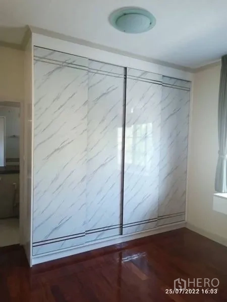 独立式住宅 出售在Prawet, Bangkok - 卧室配大理石纹推拉衣柜与木地板。