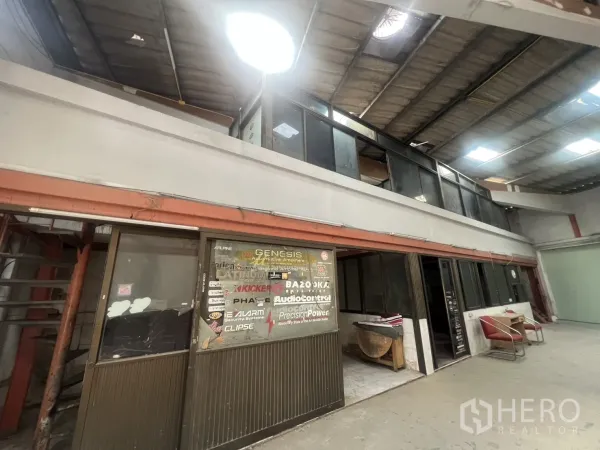 คลังสินค้า ให้เช่าในKhlong Toei, Bangkok - ออฟฟิศชั้นลอยและห้องด้านล่าง กระจกบานเลื่อน ใต้คานเหล็ก