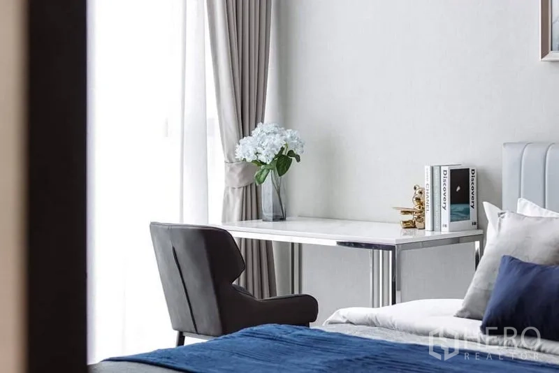 公寓 出租在Bang Rak, Bangkok - 卧室工作角落特写，白色书桌、灰色椅子与柔和采光。