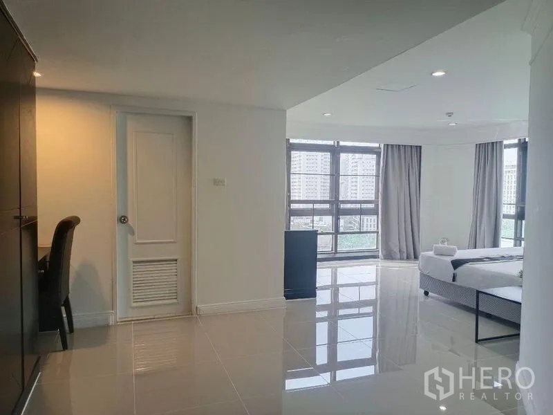 คอนโด ให้เช่าในWatthana, Bangkok - ห้องนอนมุมอาคาร หน้าต่างสูงจรดเพดานกับพื้นกระเบื้องเงา