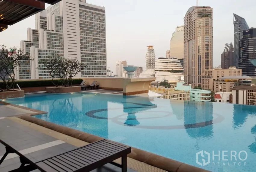 คอนโด ให้เช่าหรือขายในKhlong Toei, Bangkok - สระว่ายน้ำดาดฟ้าพร้อมวิวสกายไลน์กรุงเทพฯ รายล้อมด้วยตึกสูง