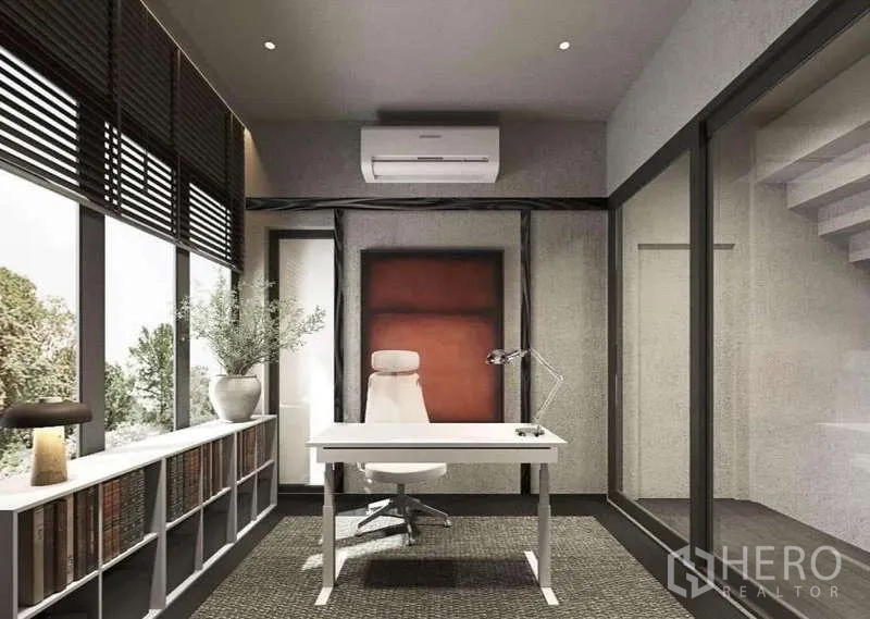 ทาวน์เฮาส์ ให้เช่าในSuan Luang, Bangkok - ห้องทำงานสว่างด้วยหน้าต่างเต็มแนวผนัง มีโต๊ะทำงานและชั้นหนังสือ