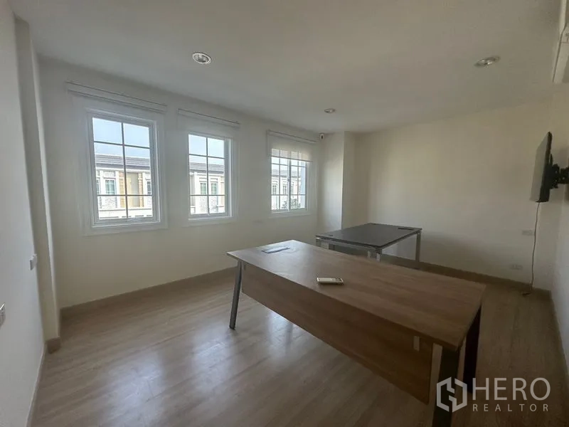 带办公室的家 出租在Bang Na, Bangkok - 三扇窗的明亮办公间，卷帘与两张办公桌。