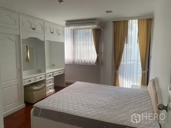 คอนโด ให้เช่าในWatthana, Bangkok - ห้องนอนพร้อมตู้เสื้อผ้าบิวท์อิน โต๊ะเครื่องแป้ง และหน้าต่างผ้าม่านโปร่ง