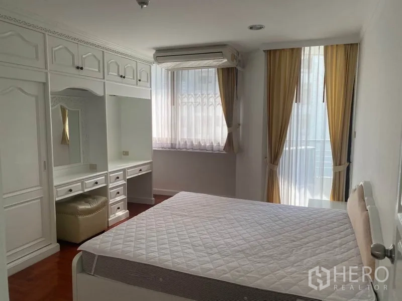 คอนโด ให้เช่าในWatthana, Bangkok - ห้องนอนพร้อมตู้เสื้อผ้าบิวท์อิน โต๊ะเครื่องแป้ง และหน้าต่างผ้าม่านโปร่ง