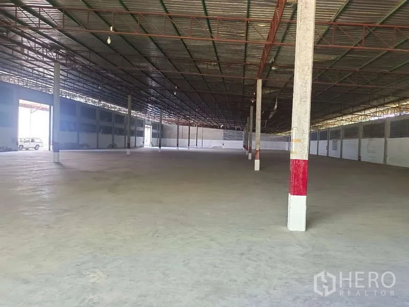 货栈 出租在Mueang Rayong, Rayong - 大型储存大厅，层高充裕，立柱布置均匀。