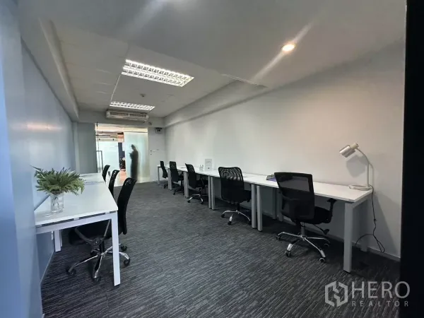 办公空间 出租在Watthana, Bangkok - 开放式工作区，多个工位，磨砂玻璃入口与地毯地面。
