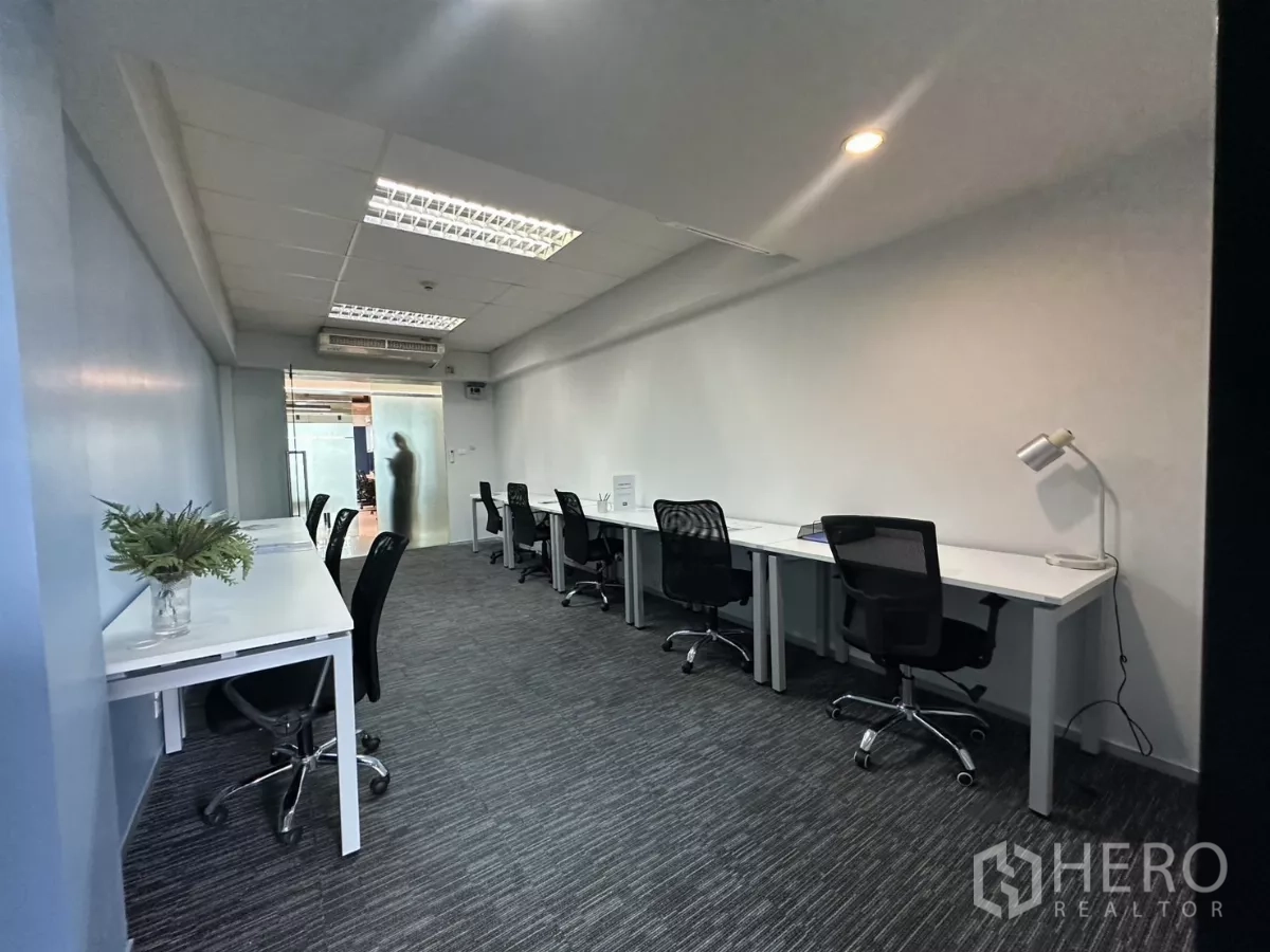 办公空间 出租在Watthana, Bangkok - 开放式工作区，多个工位，磨砂玻璃入口与地毯地面。