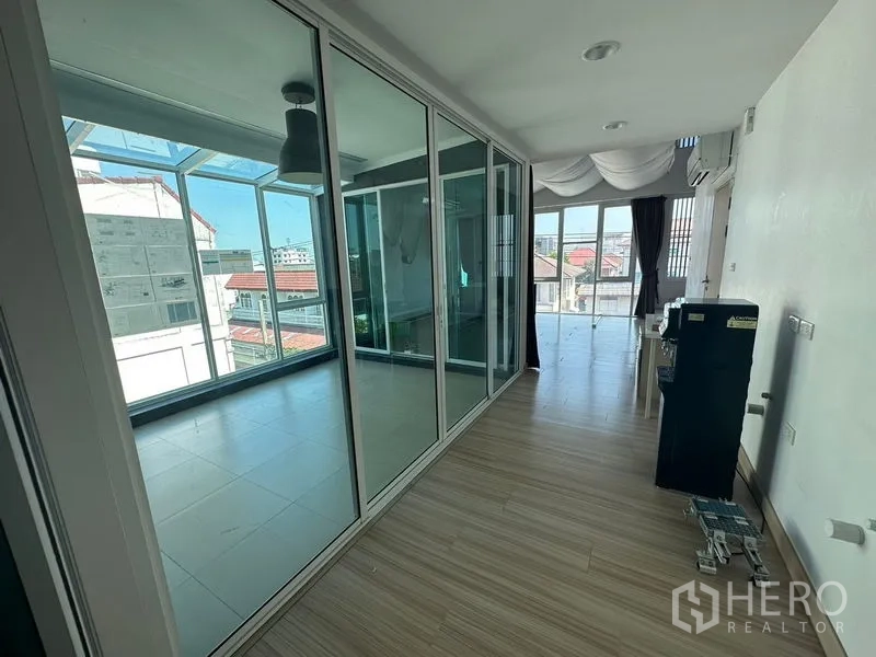 สำนักงานที่บ้าน ให้เช่าในPhra Khanong, Bangkok - โถงทางเดินติดห้องกระจกและวิวเมือง