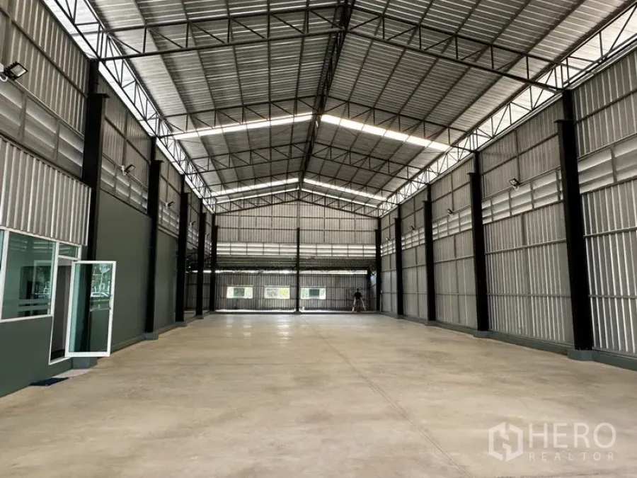 货栈 出租在Lat Krabang, Bangkok - 仓库内部空间宽敞，双坡高屋顶与钢结构，照明充足，混凝土地坪。