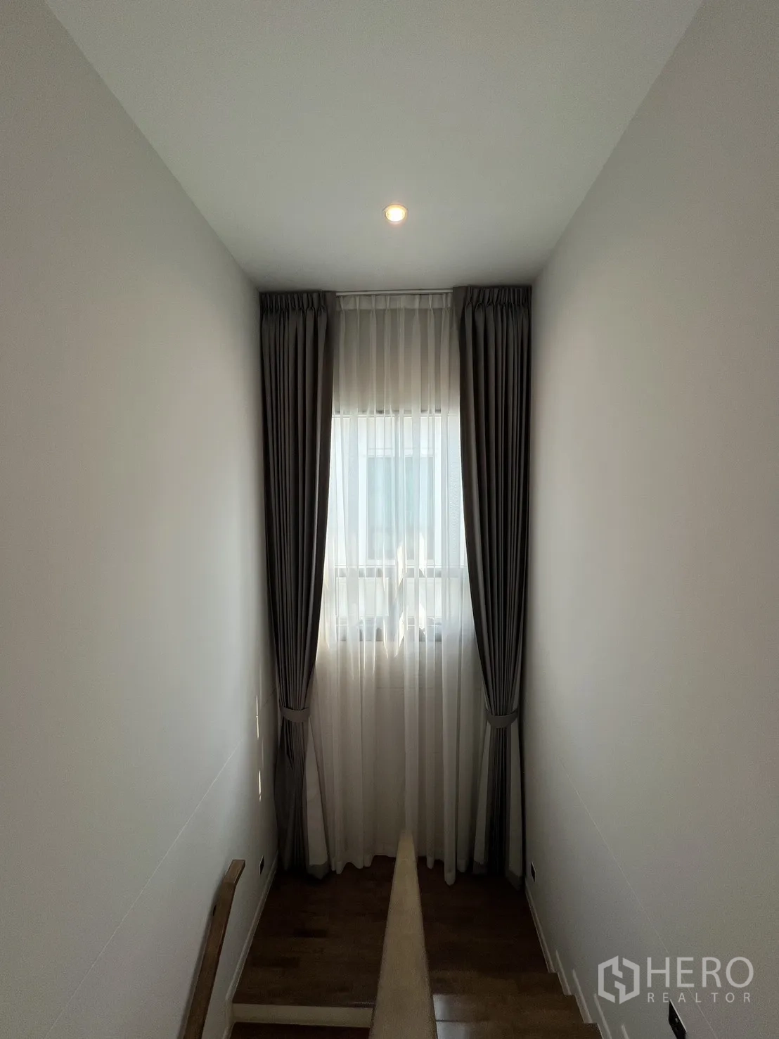 บ้านเดี่ยว for rent in Bang Phli, Samut Prakan - โถงบันไดมีหน้าต่างสูงและผ้าม่านสองชั้น