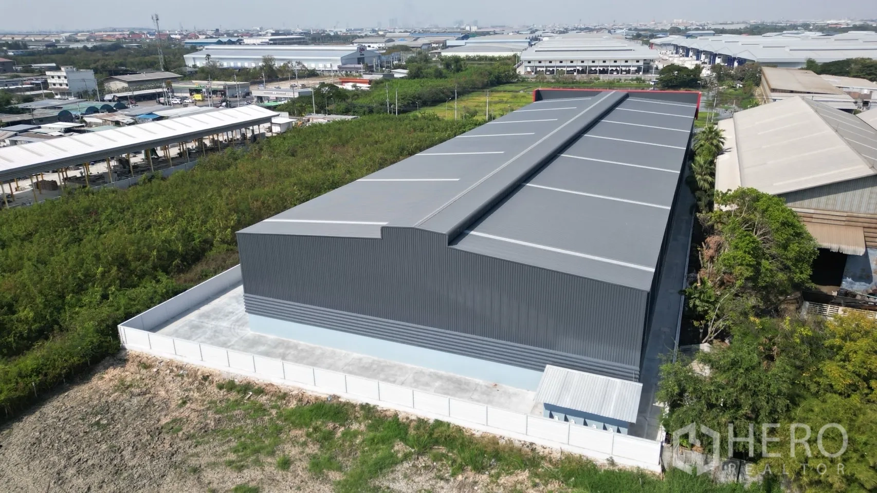 คลังสินค้า ให้เช่าในMueang Samut Prakan, Samut Prakan - ภาพมุมสูงด้านหลังแปลงโกดังทั้งหมด มีกำแพงรั้วและลานคอนกรีต