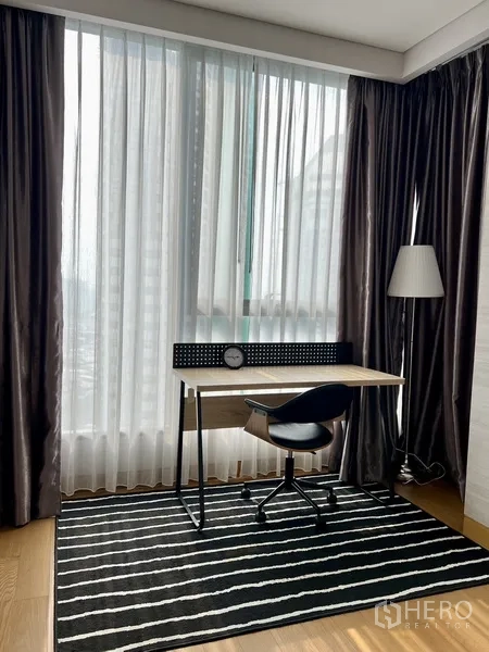 คอนโด ให้เช่าในKhlong Toei, Bangkok - ห้องนอนสองหรือมุมทำงาน มีโต๊ะ เก้าอี้ และผ้าม่านสูงจรดเพดานรับแสงธรรมชาติ