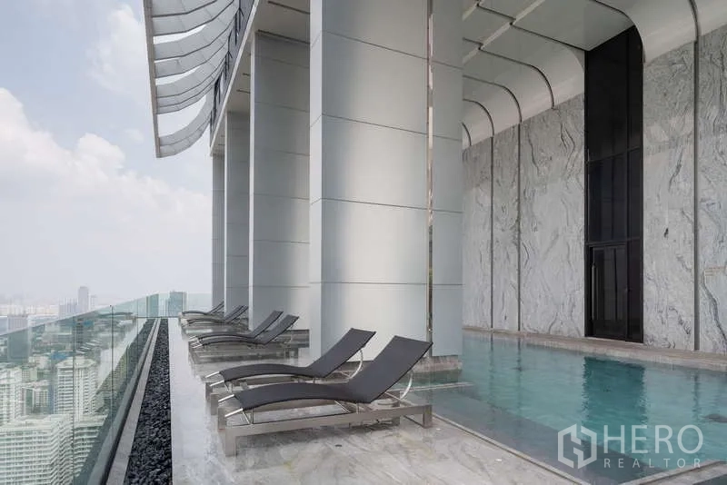 คอนโด ให้เช่าในWatthana, Bangkok - ดาดฟ้าสระว่ายน้ำพร้อมเตียงอาบแดดและราวกระจกชั้นสูง