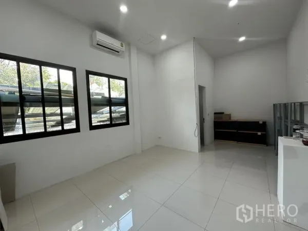 สำนักงานที่บ้าน ให้เช่าในPhra Khanong, Bangkok - ห้องทำงานโทนขาว พื้นกระเบื้อง แอร์แขวนผนัง และหน้าต่างกรอบดำสองบาน