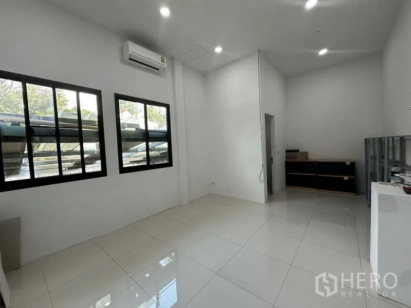 สำนักงานที่บ้าน ให้เช่าในPhra Khanong, Bangkok - ห้องทำงานโทนขาว พื้นกระเบื้อง แอร์แขวนผนัง และหน้าต่างกรอบดำสองบาน