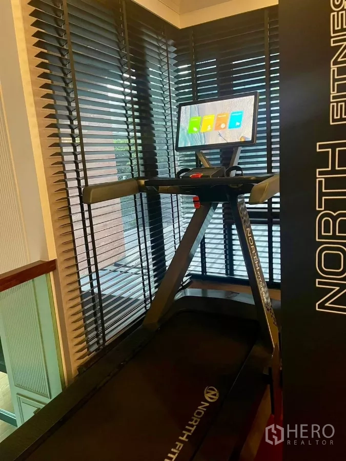 ทาวน์เฮาส์ ให้เช่าในChatuchak, Bangkok - มุมคาร์ดิโอพร้อมลู่วิ่งข้างหน้าต่างบานใหญ่มีมู่ลี่