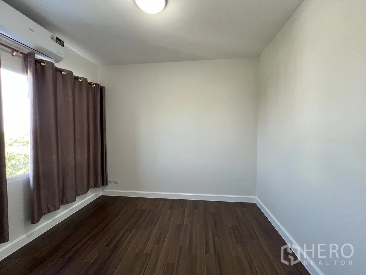 Townhouse for rent in Bang Kapi, Bangkok - Another view of empty bedroom with window and curtains.