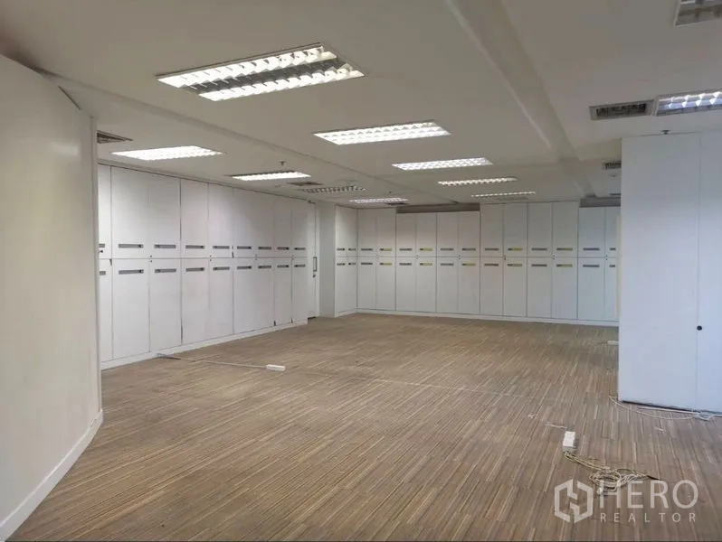 สำนักงาน ให้เช่าในChatuchak, Bangkok - พื้นที่สำนักงานโล่งกว้าง ไฟเพดานสว่าง และตู้เก็บเอกสารแบบบิวท์อินเต็มผนัง