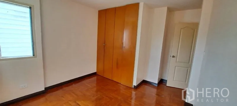 บ้าน ให้เช่าในMin Buri, Bangkok - ห้องนอนสว่าง ตู้เสื้อบิวท์อิน ประตูไม้ และพื้นปาร์เกต์