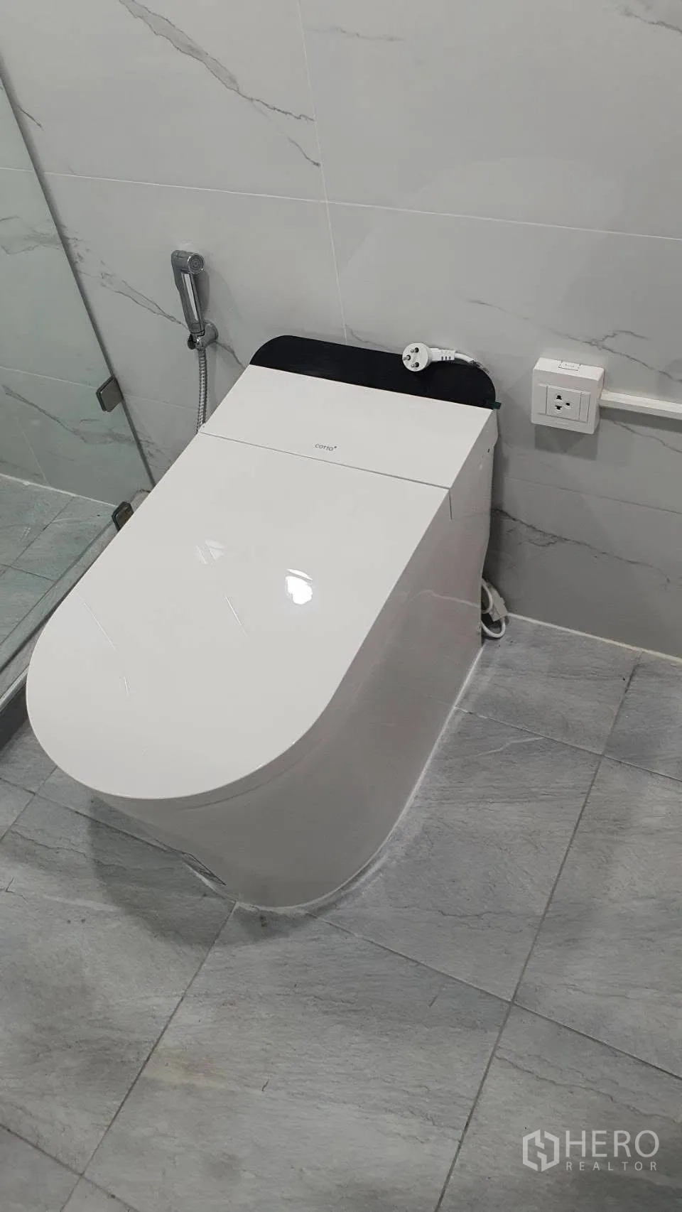 独栋房屋 for rent in Lat Phrao, Bangkok - 现代浴室，简洁瓷砖与智能马桶。